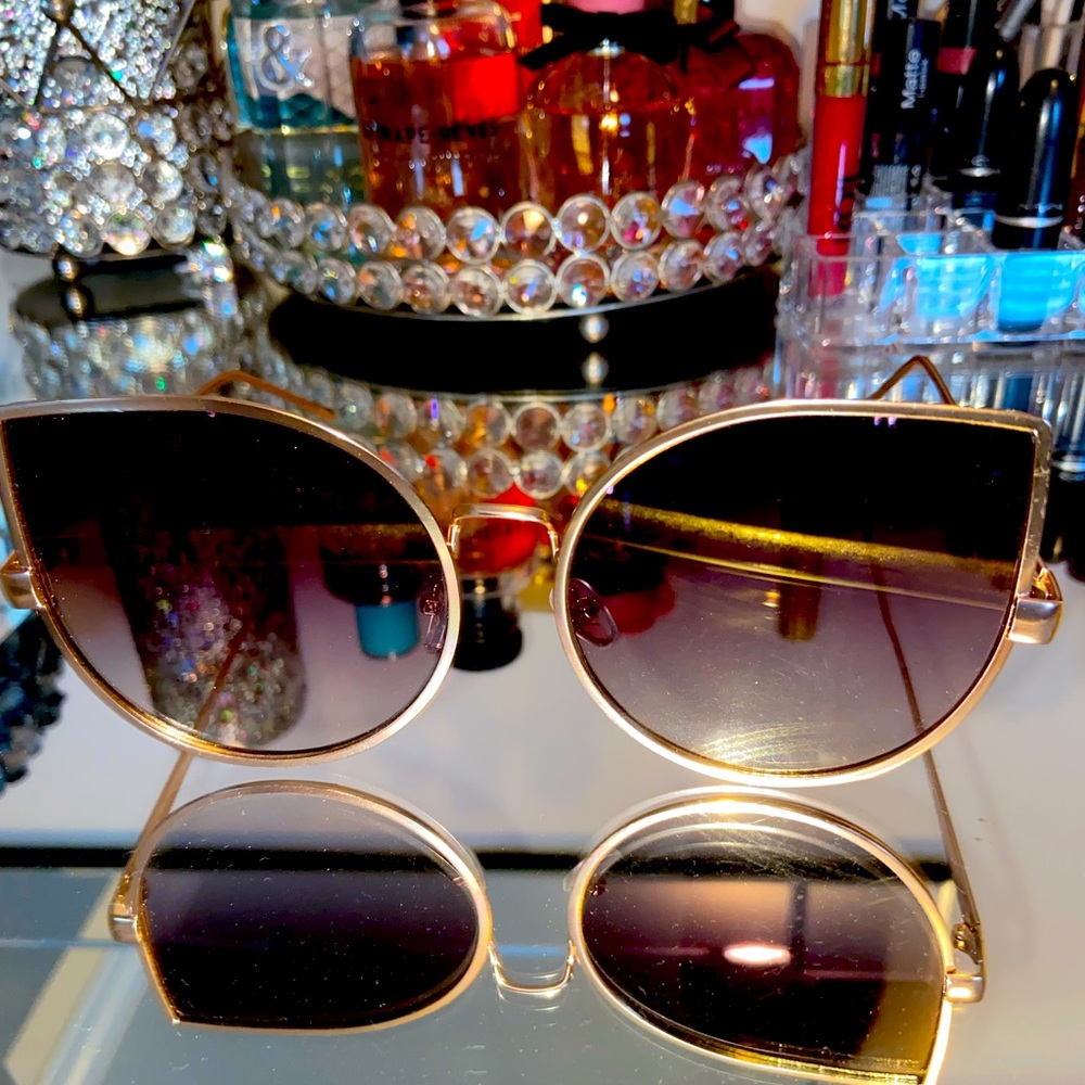 sunglasses gently used In Excellent condition….